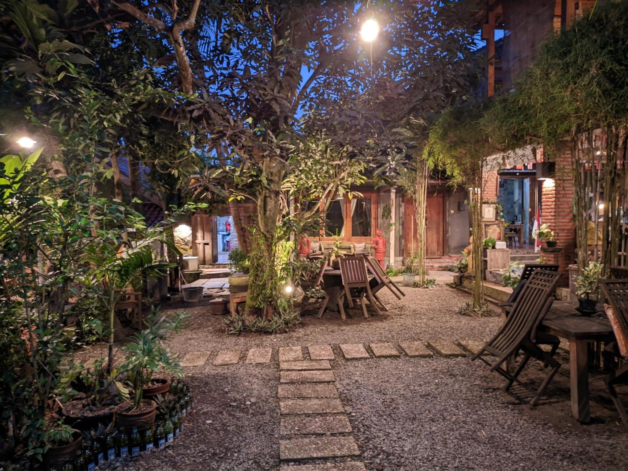 Astuti Gallery Homestay Yogyakarta Extérieur photo