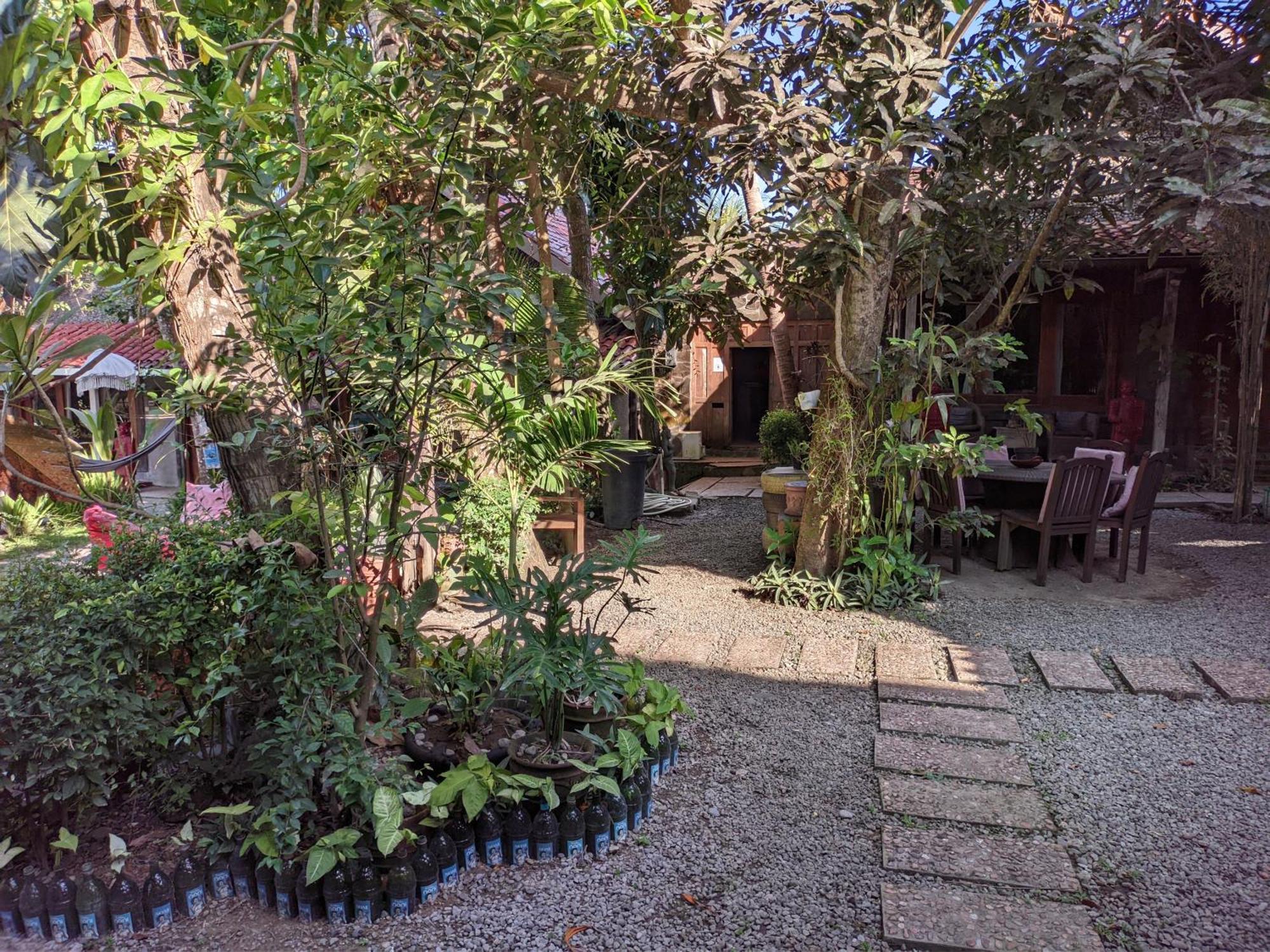 Astuti Gallery Homestay Yogyakarta Extérieur photo