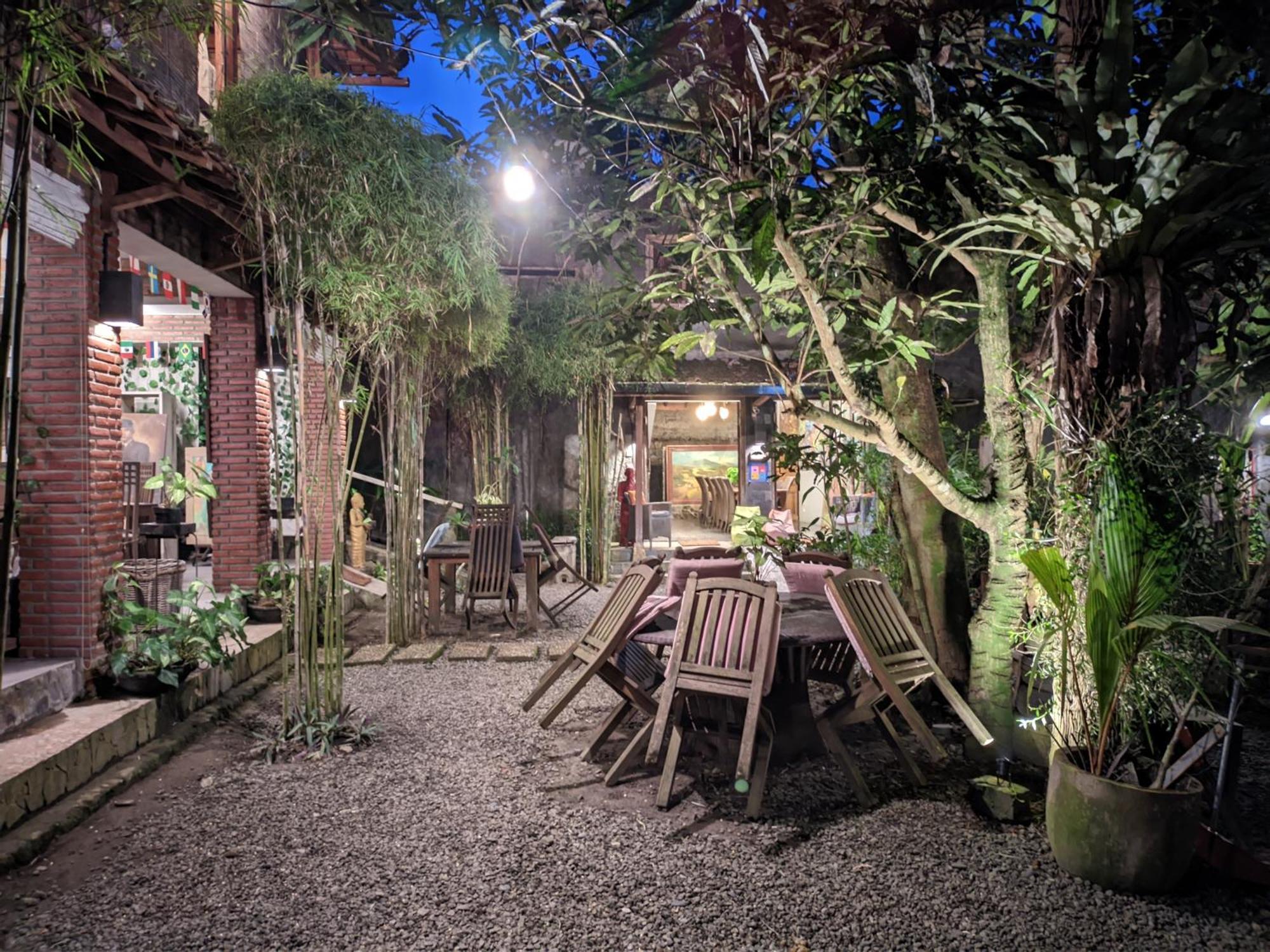 Astuti Gallery Homestay Yogyakarta Extérieur photo