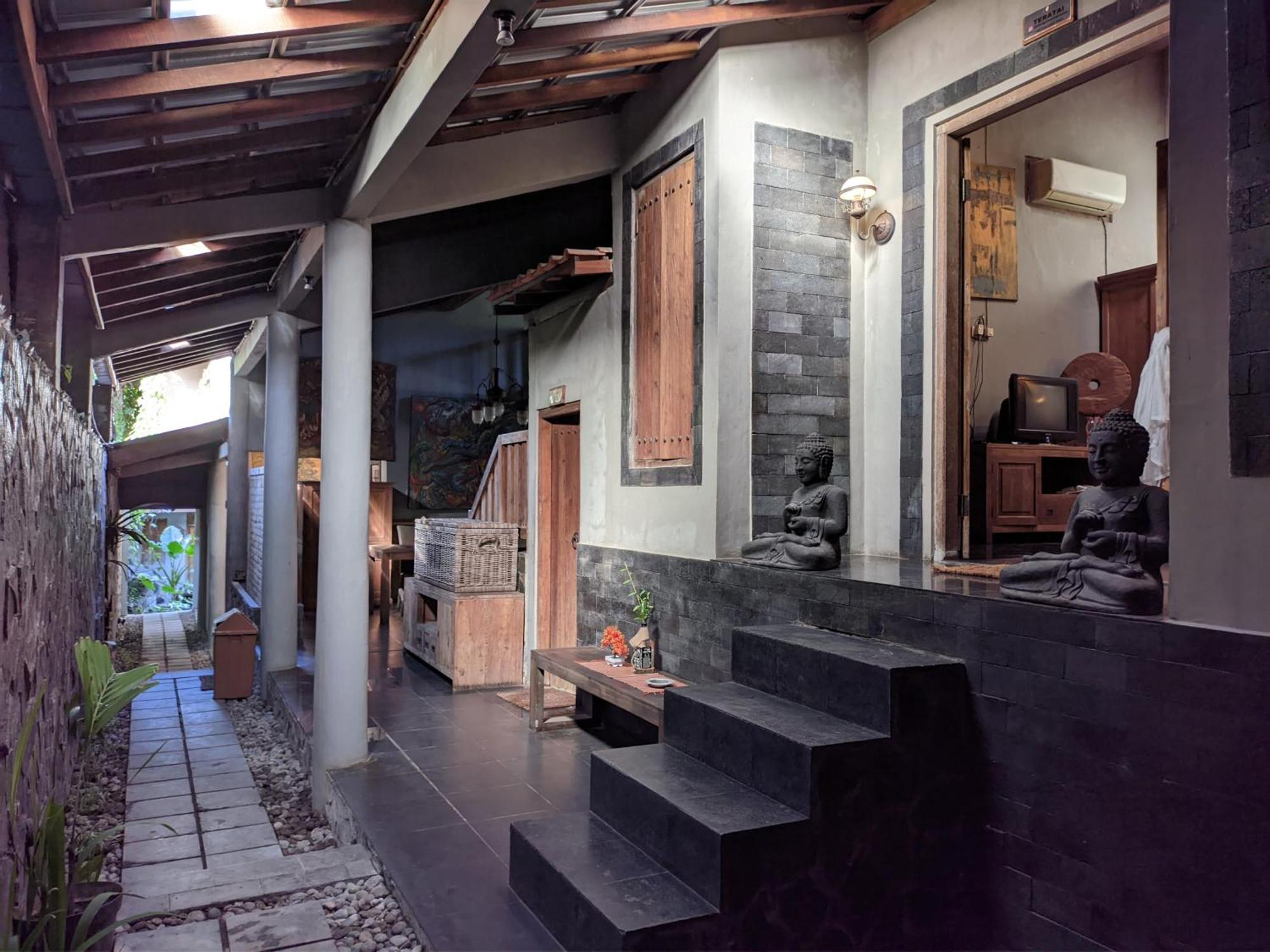 Astuti Gallery Homestay Yogyakarta Extérieur photo