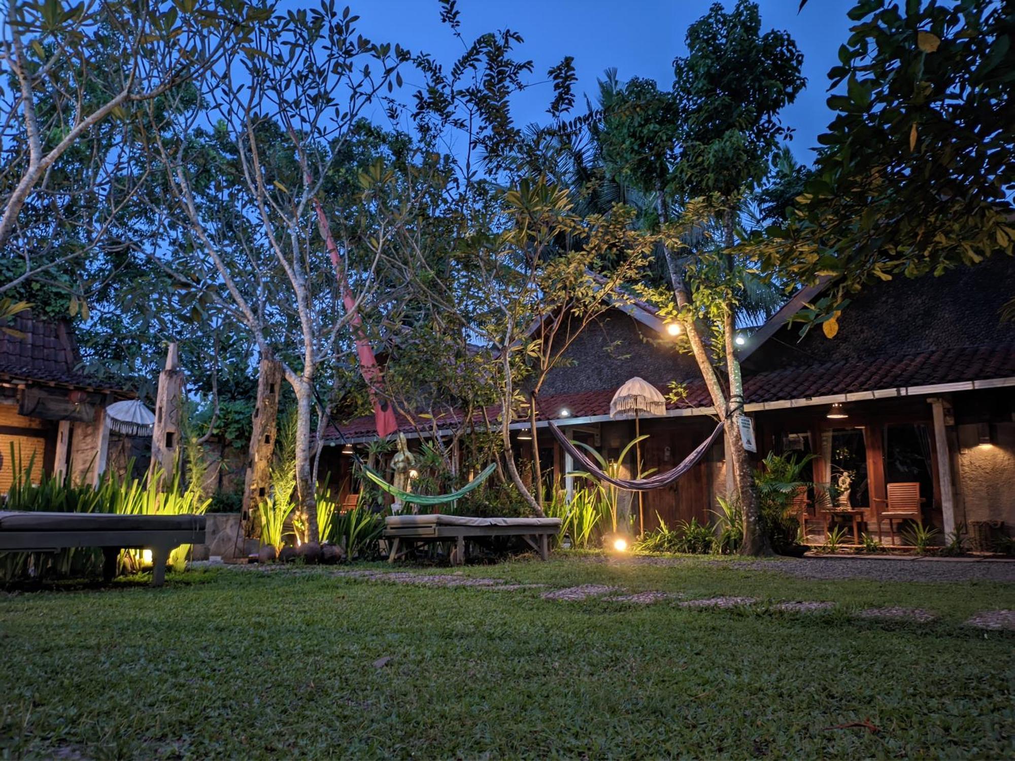 Astuti Gallery Homestay Yogyakarta Extérieur photo