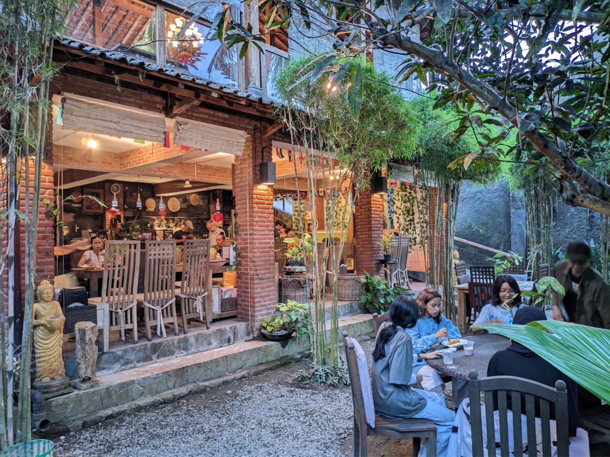 Astuti Gallery Homestay Yogyakarta Extérieur photo